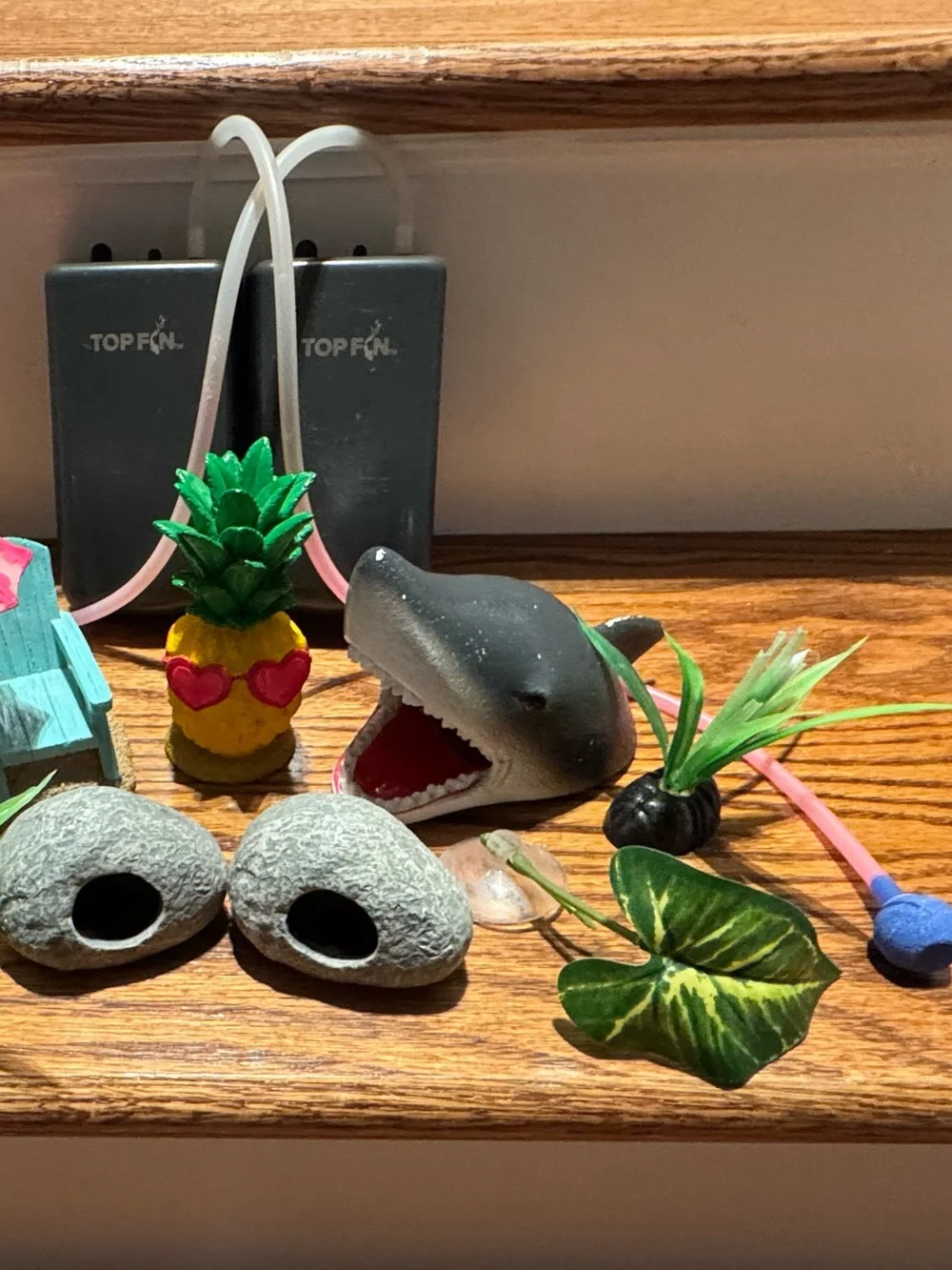 Beach & Halloween figurines, greenery, hideaways & battery operated air pumps